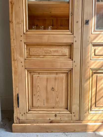 Armoire vaisselier ancien en pin massif portes vitrées
