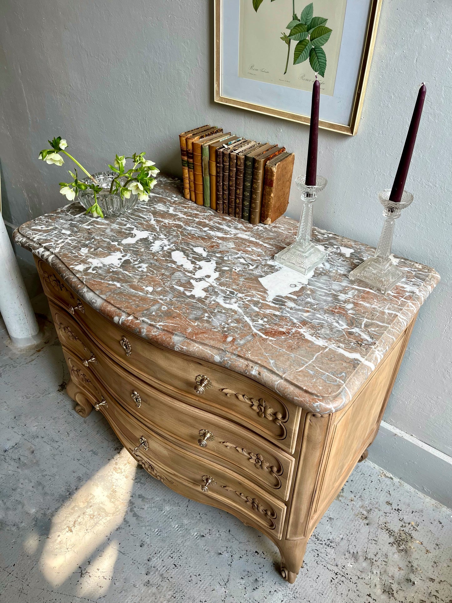 Commode gravée fleurs plateau en marbre