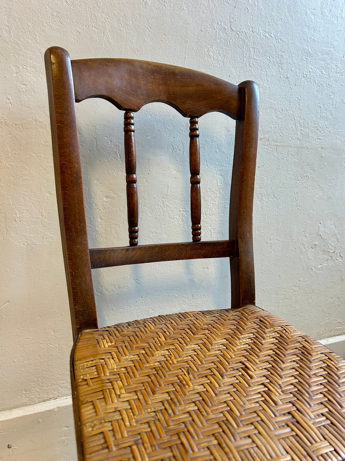 Chaises bistrot en bois foncé à assise paillée - paire