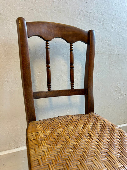Chaises bistrot en bois foncé à assise paillée - paire