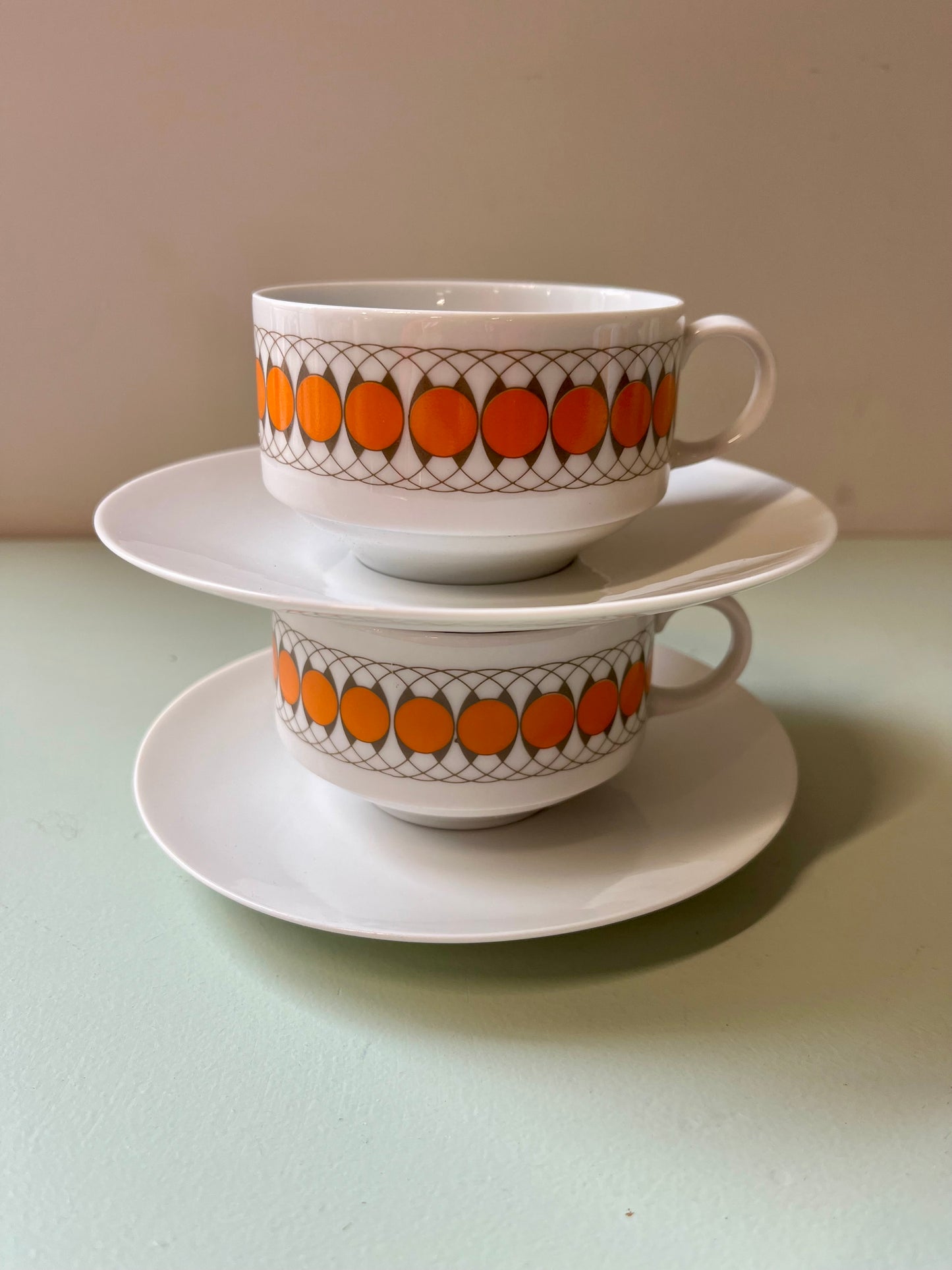 Théière et tasses vintage années 70