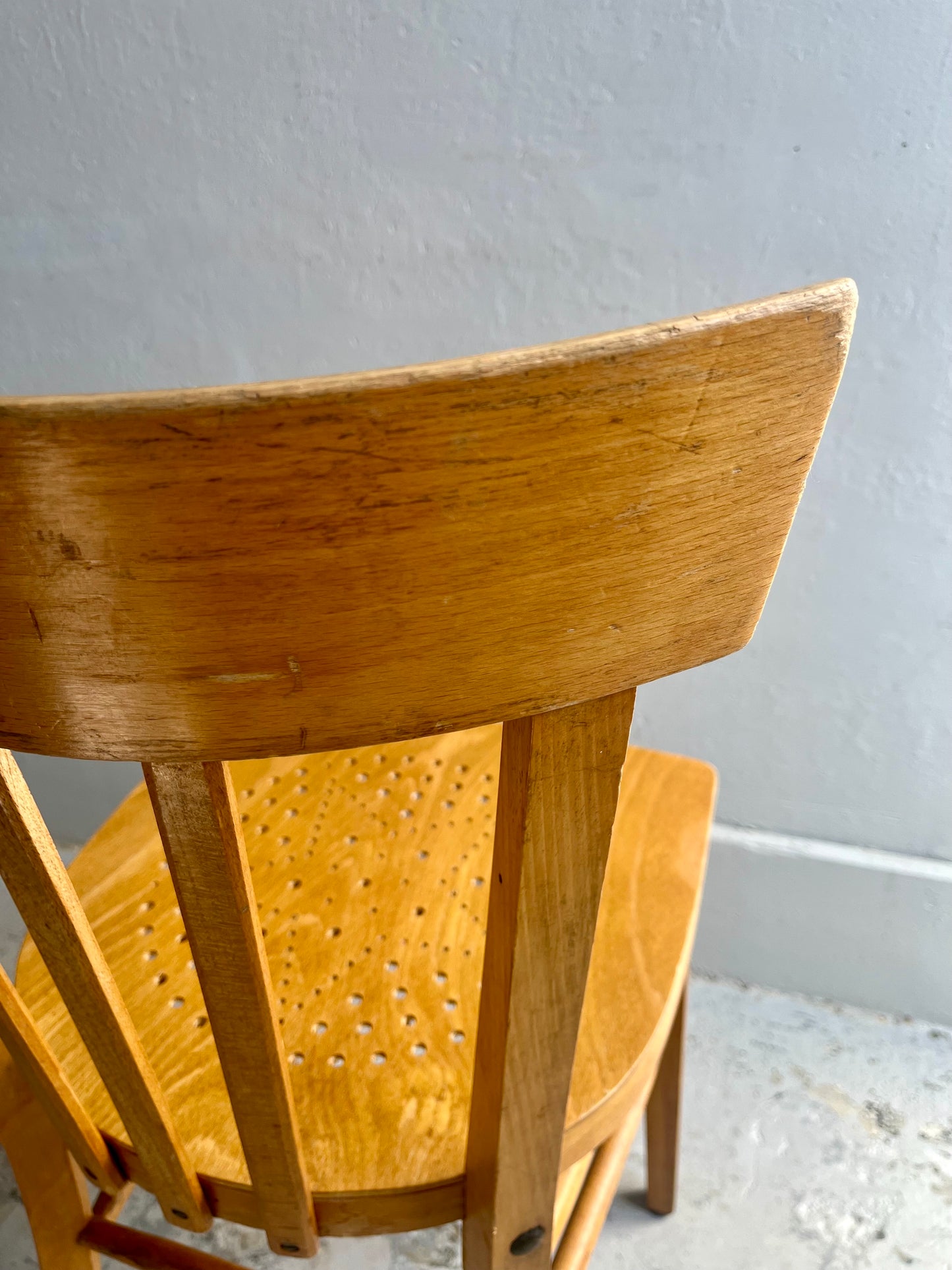 Chaise bistrot ancienne assise perforée étoile