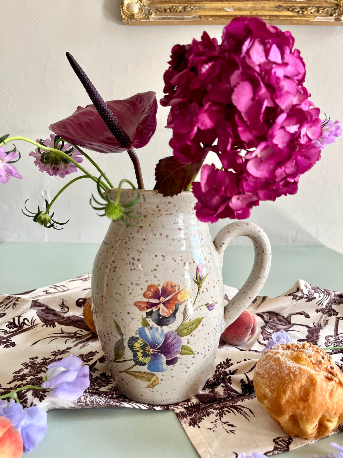 Pichet ancien décoré fleurs   Patine