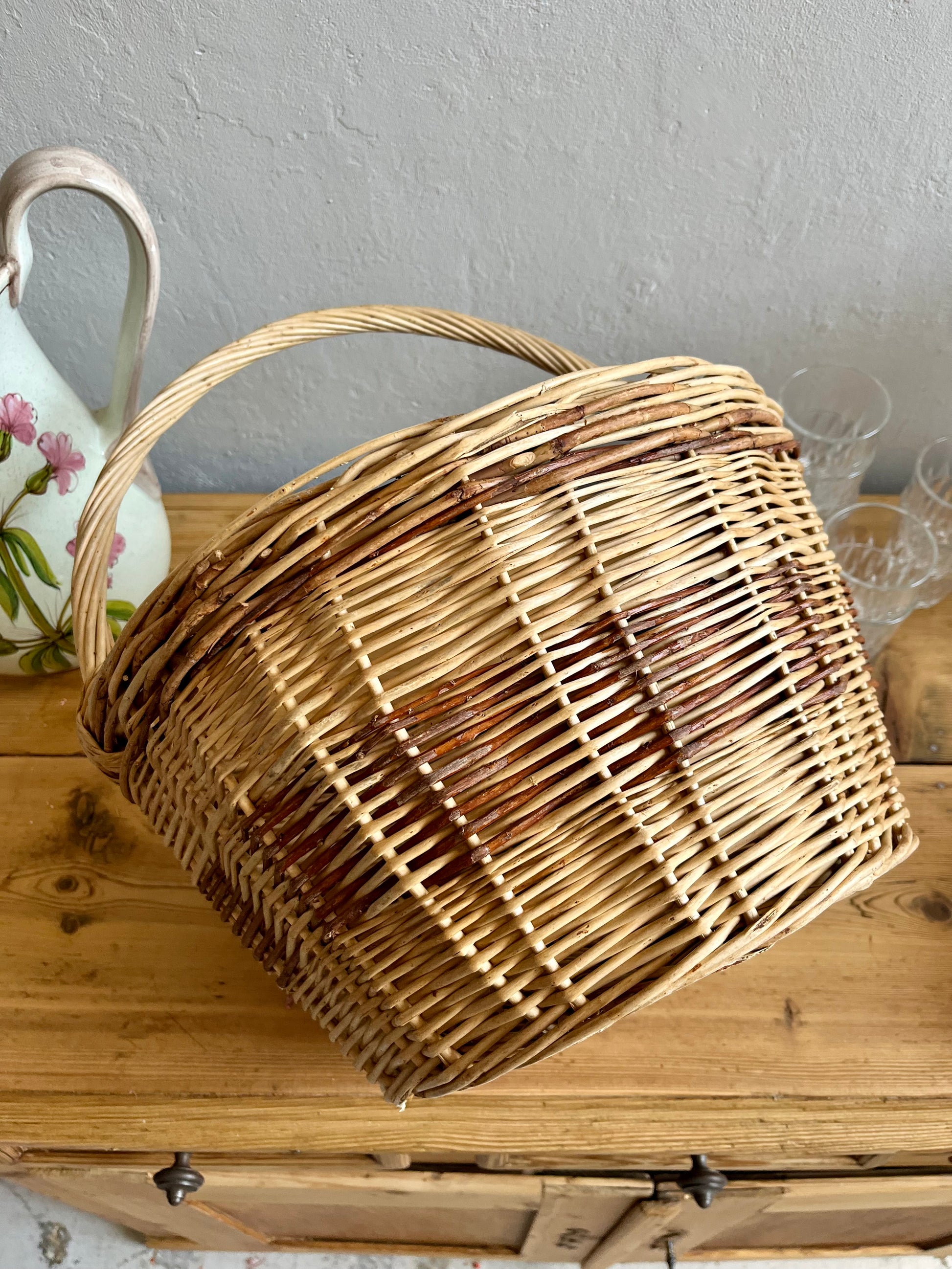 Panier ancien en osier bi couleur   Patine