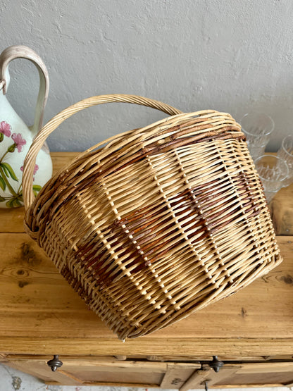 Panier ancien en osier bi couleur   Patine