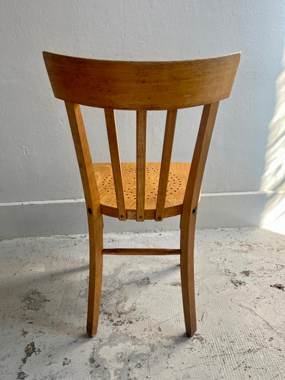 Chaise bistrot ancienne assise perforée étoile