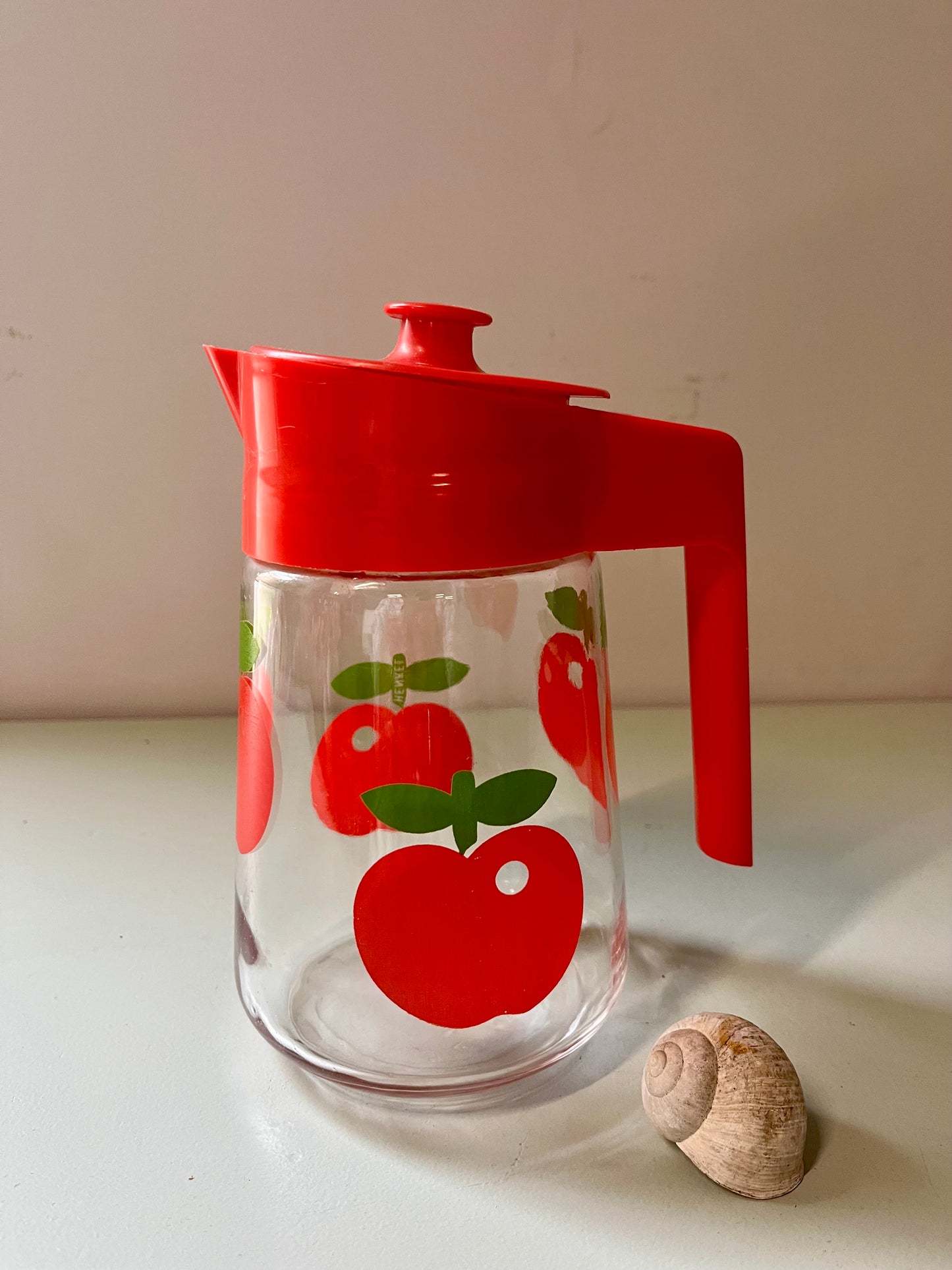 Carafe vintage pomme « Henkel »  Vaisselle Patine