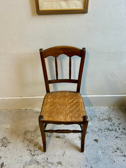 Chaises bistrot en bois foncé à assise paillée - paire