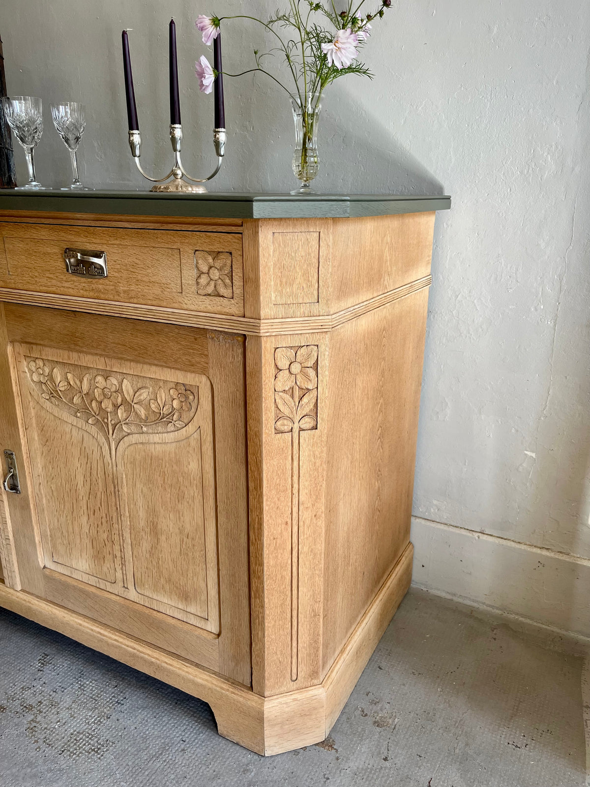 Buffet sculpté en chêne  Meubles Patine