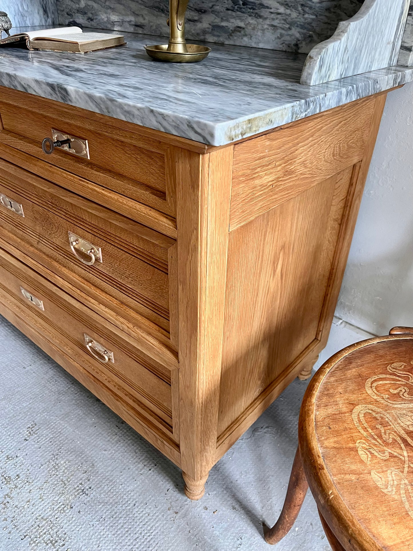 Commode plateau en marbre gris  Meubles Patine