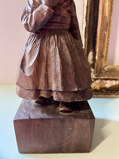 Statuette petite alsacienne en bois