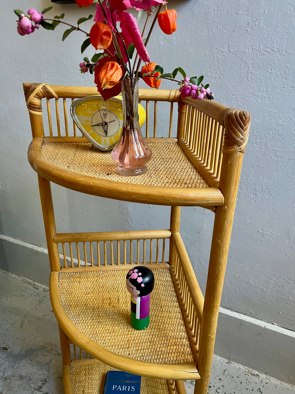Étagère d’angle vintage en bambou  Meubles Patine
