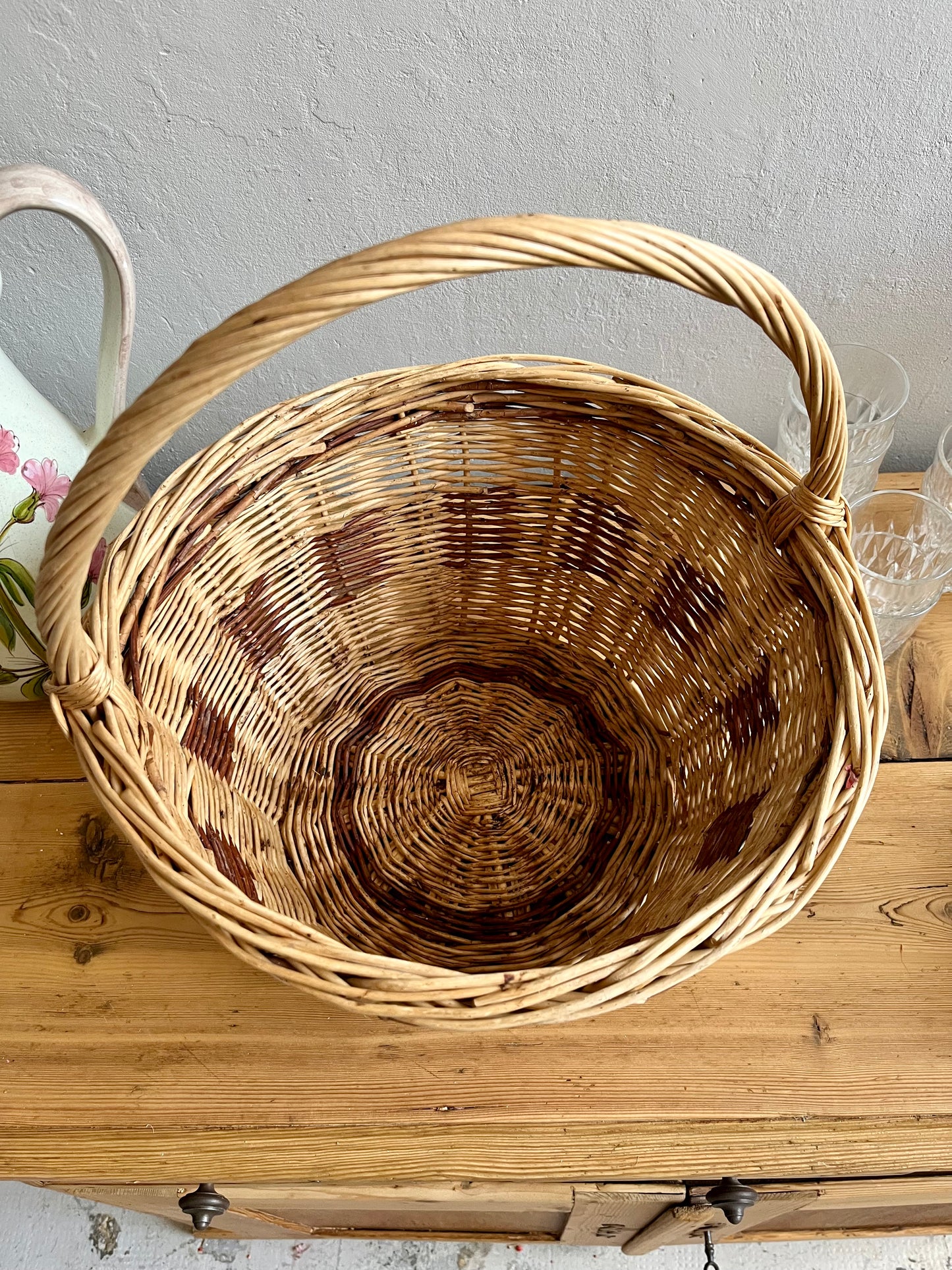 Panier ancien en osier bi couleur   Patine