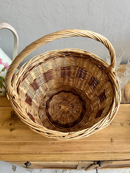 Panier ancien en osier bi couleur   Patine