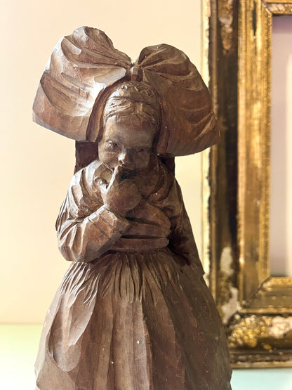 Statuette petite alsacienne en bois