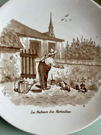 Assiette parlante Sarreguemines – Les malheurs d'un horticulteur  Vaisselle Patine