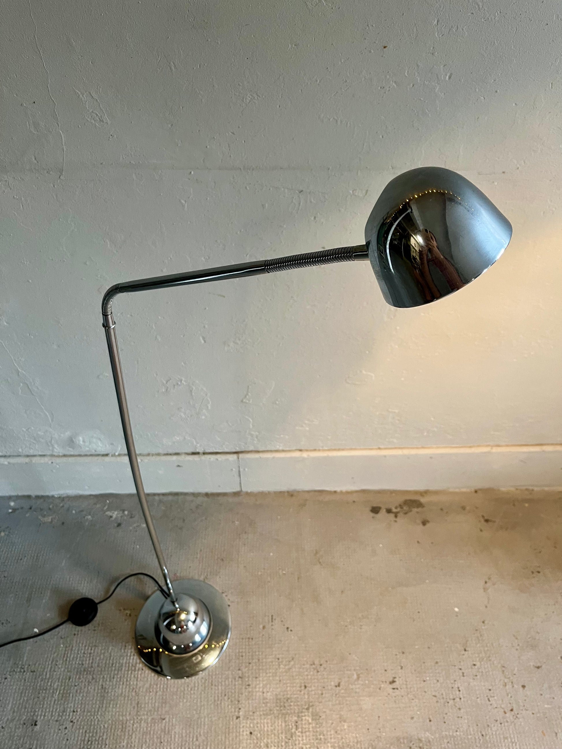 Lampadaire vintage chromé   Patine