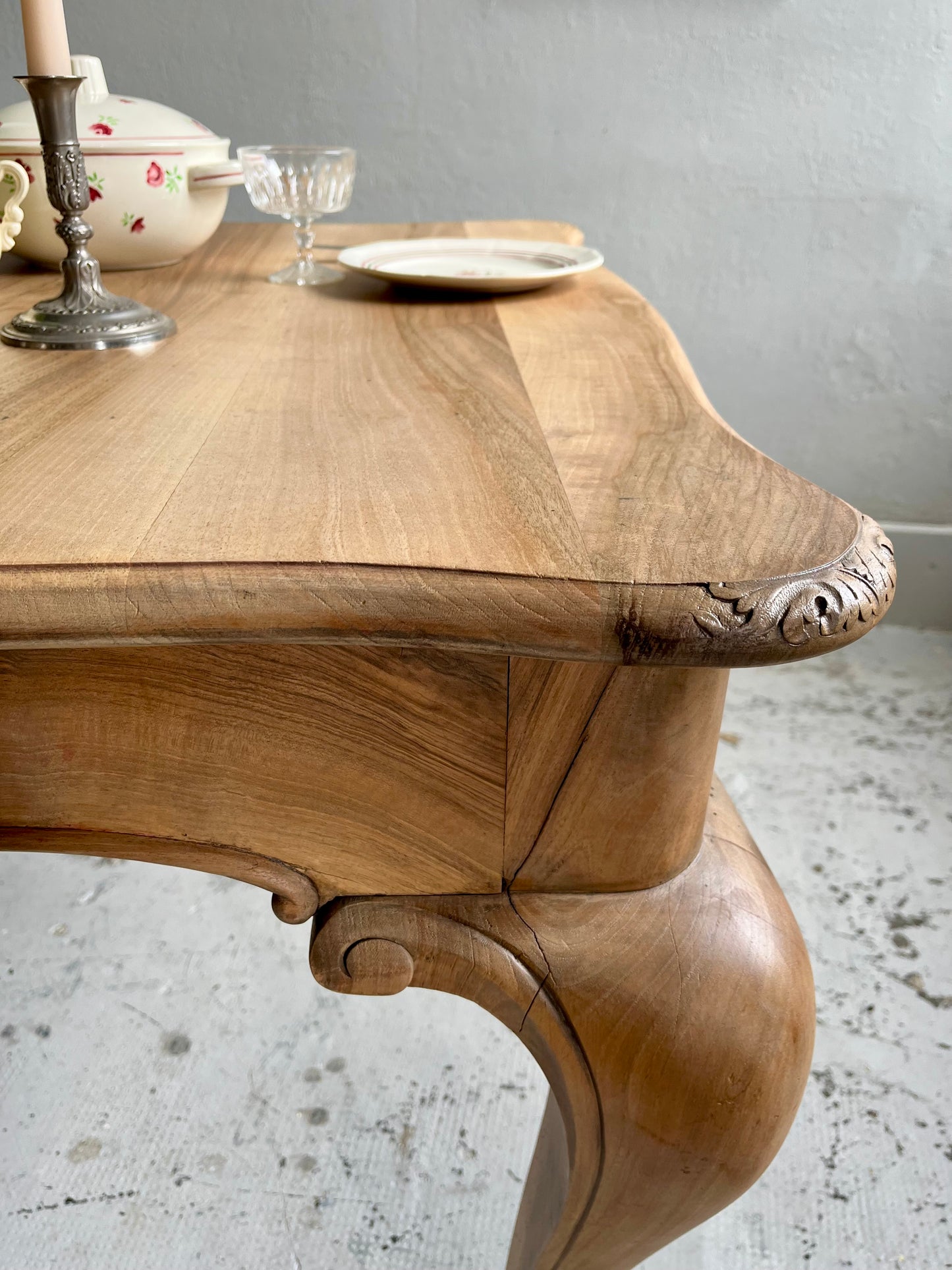 Table ancienne en noyer style Louis XV