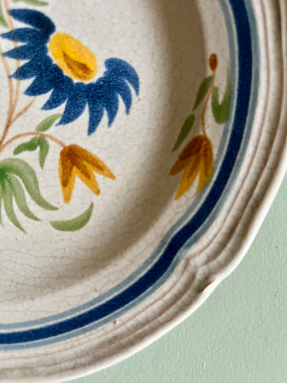 Assiette ancienne en faïence à décor floral peint à la main   Patine