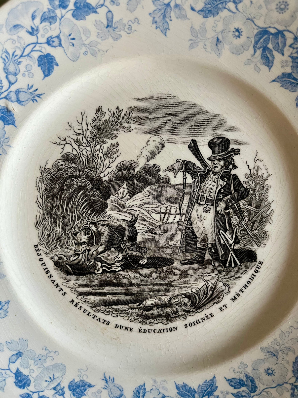 Assiette parlante ancienne – décor floral bleu  Vaisselle Patine