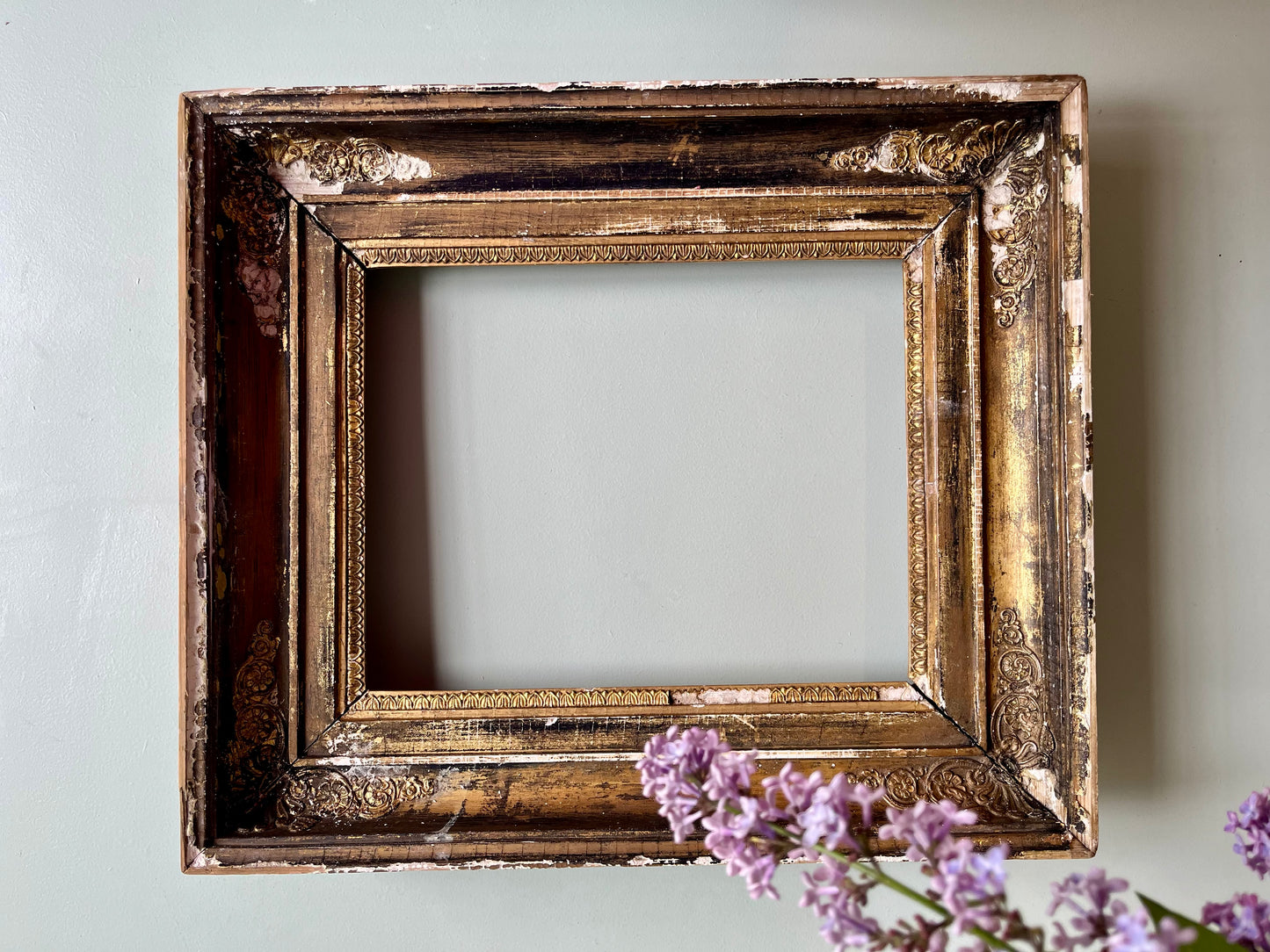 Cadre ancien en bois et moulures plâtres patiné