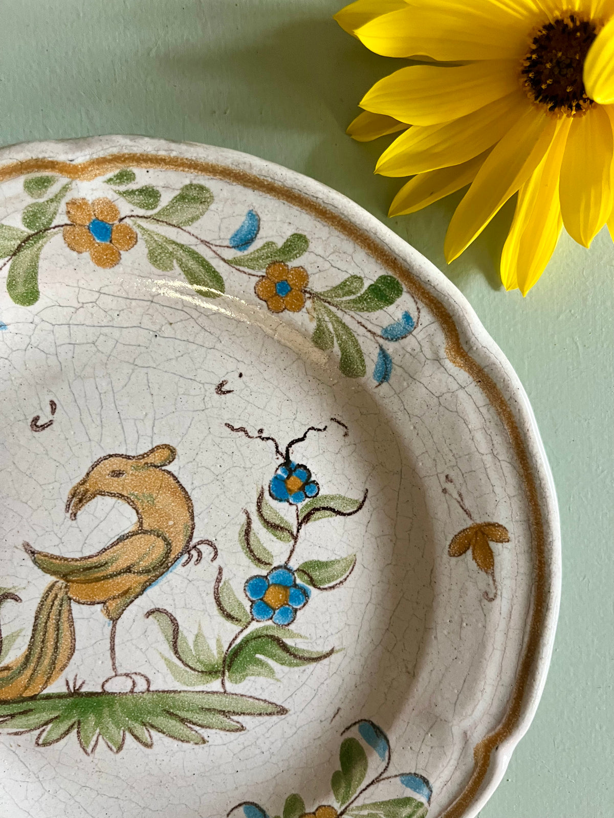 Assiette décorative en faïence – oiseau peint à la main   Patine