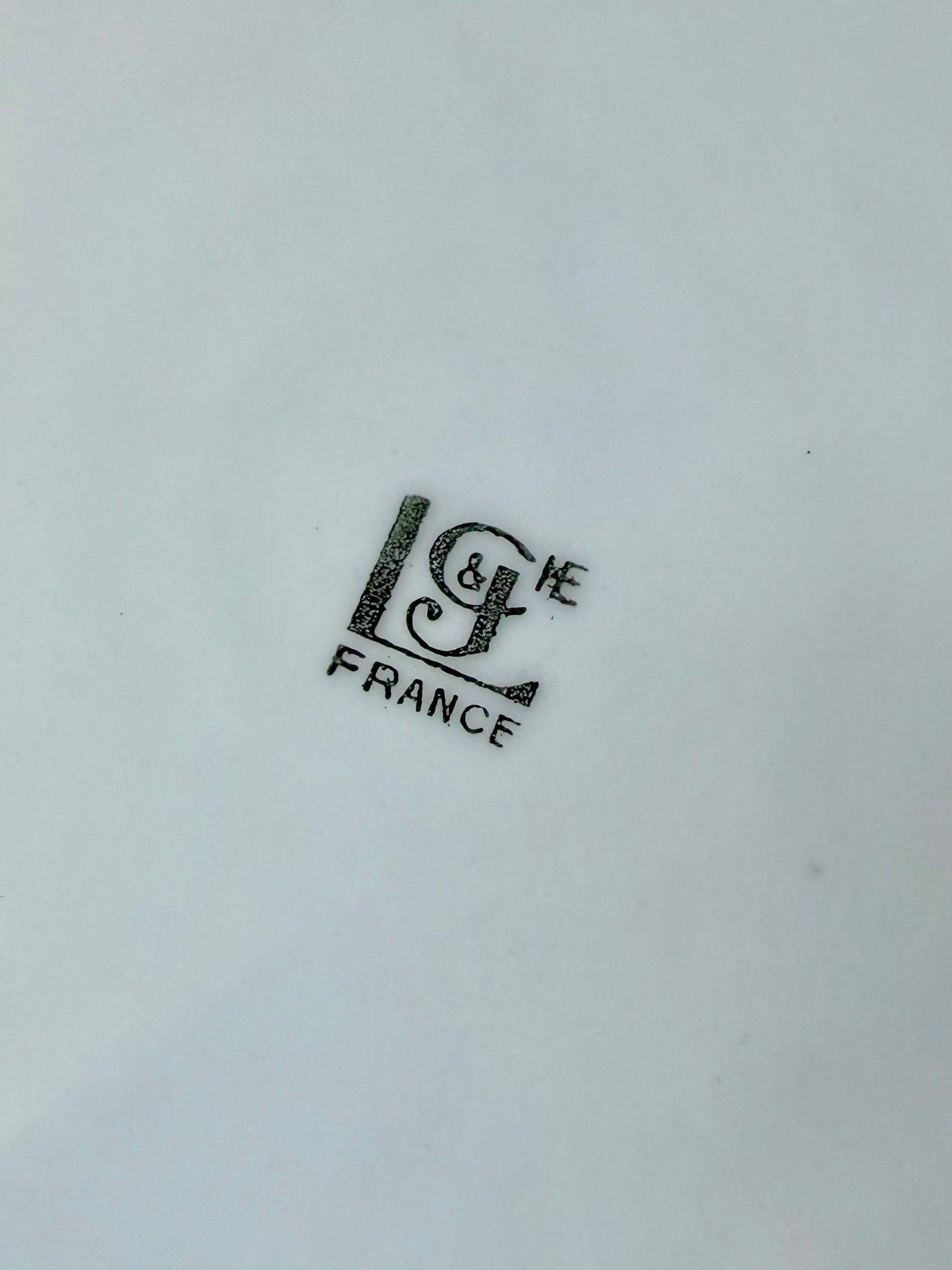 Assiette porcelaine de Limoges avec motifs floraux couleur or