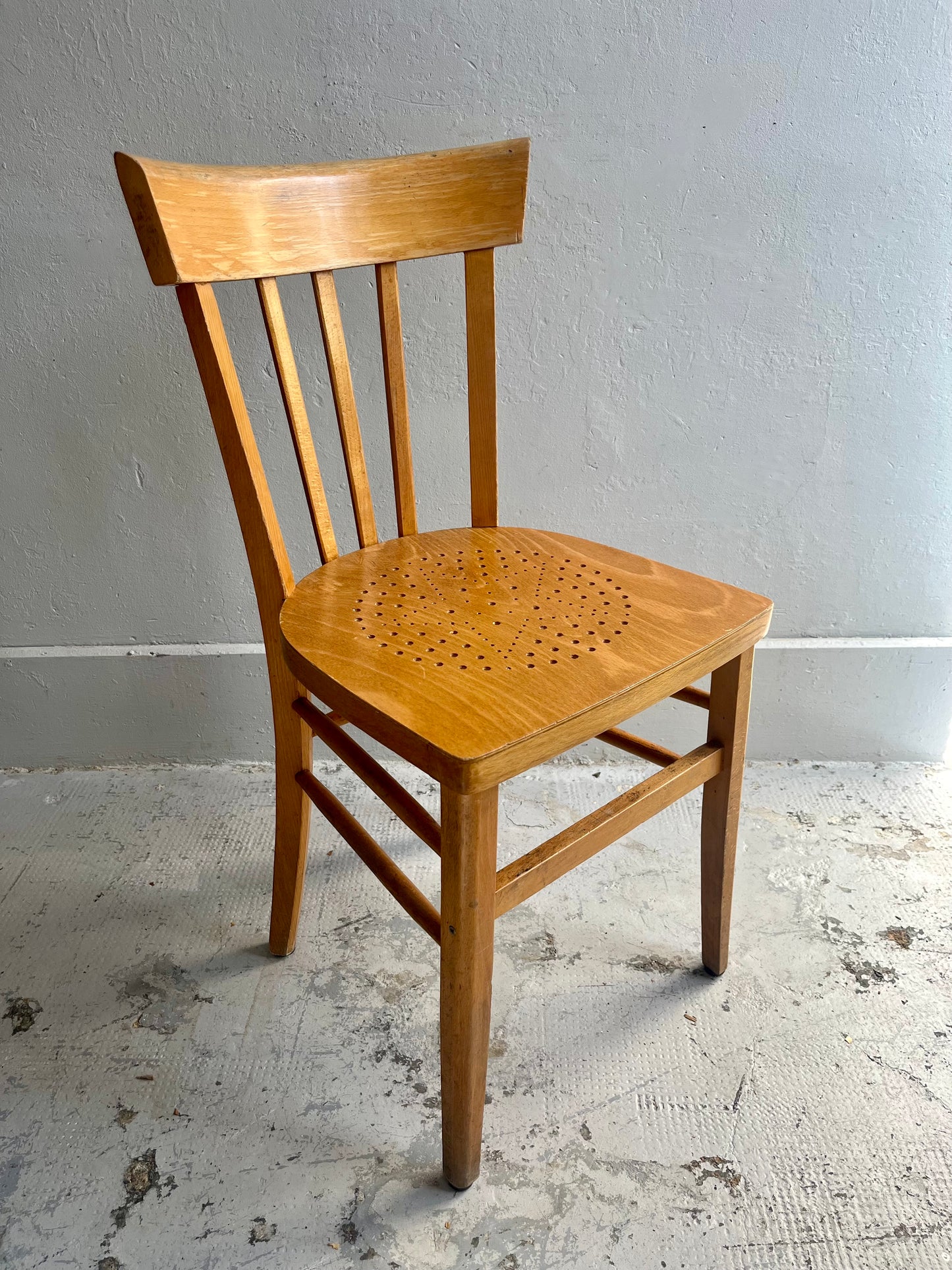 Chaise bistrot ancienne assise perforée étoile