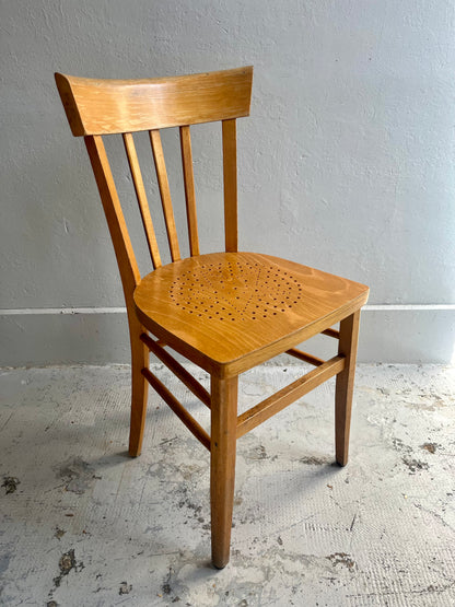 Chaise bistrot ancienne assise perforée étoile