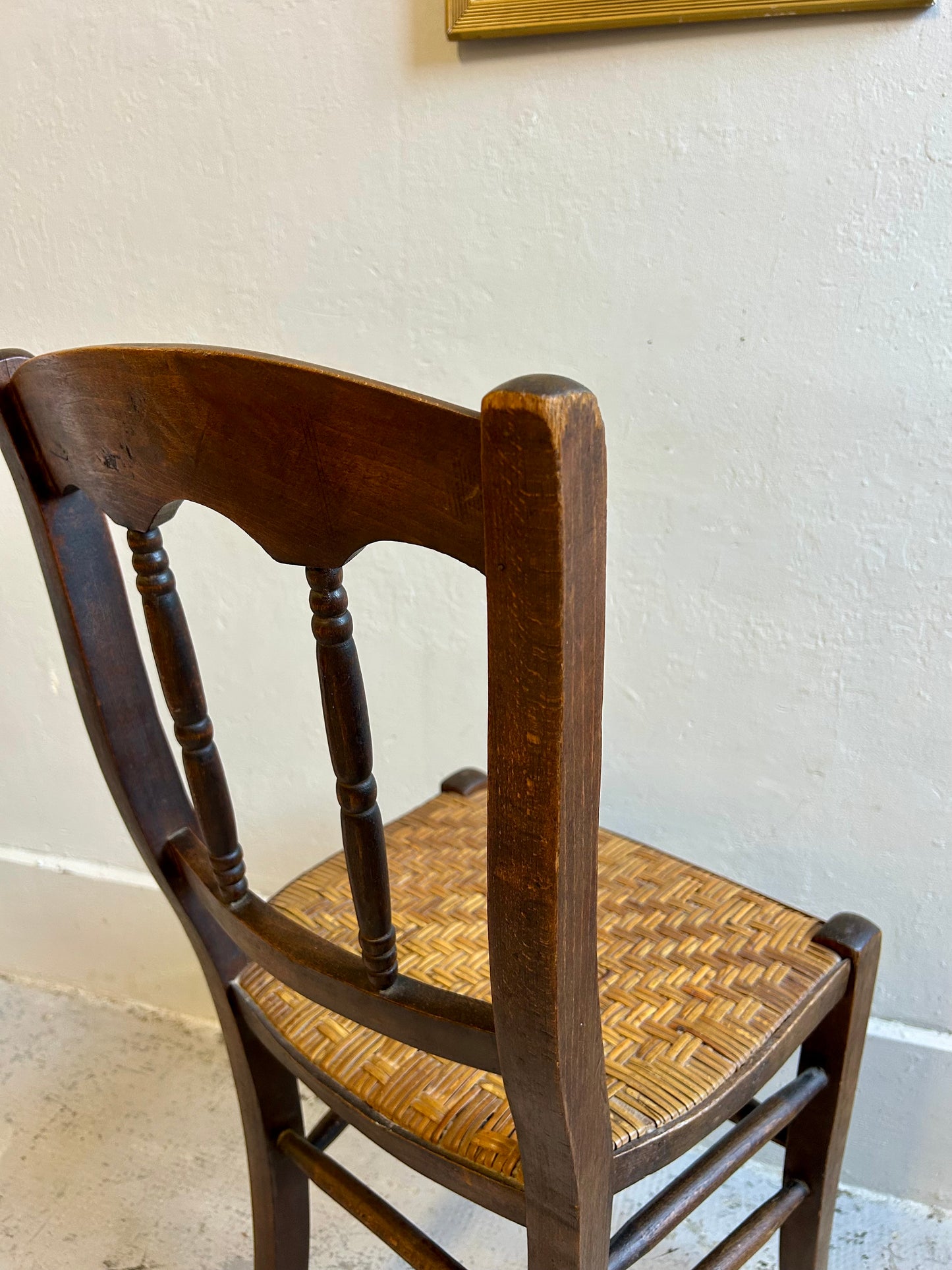 Chaises bistrot en bois foncé à assise paillée - paire