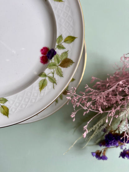 Plat de service en porcelaine décor mûres