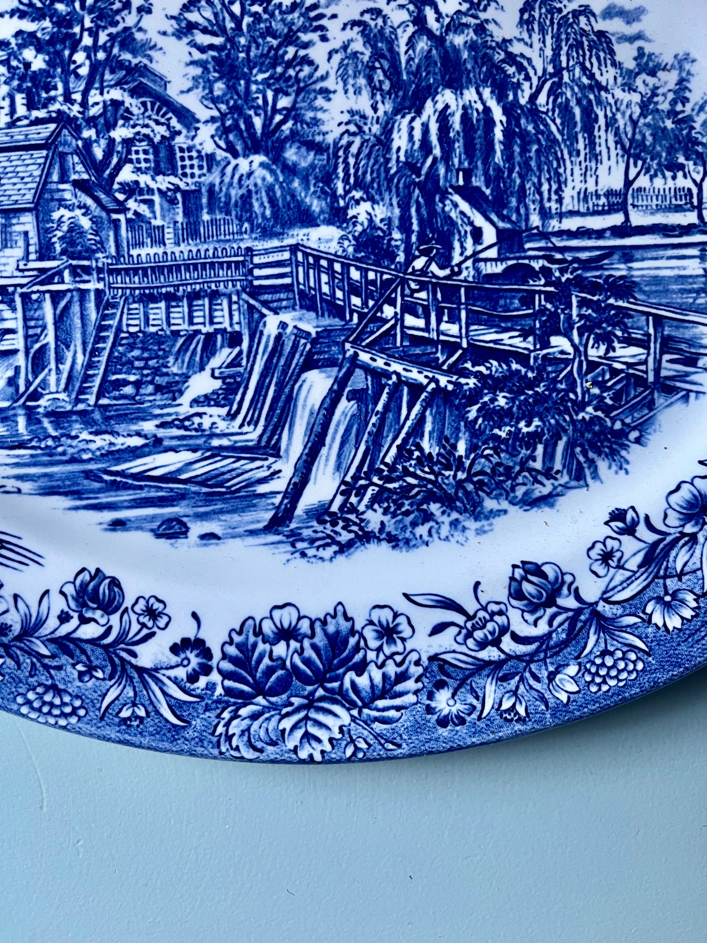 Plat de service anglais motifs bleus « Churchill »