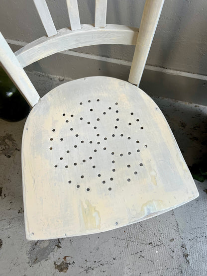 Chaise patinée blanche 1