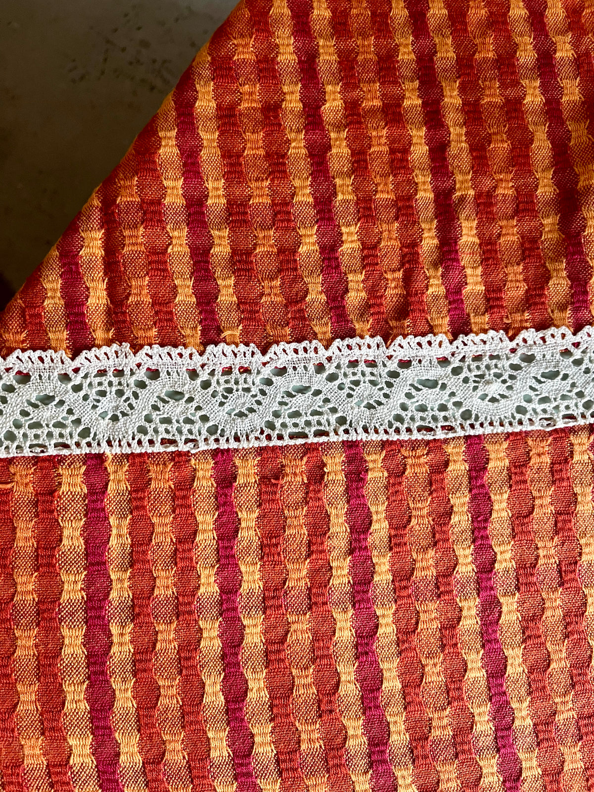 Nappe vintage orange et rouge  Décoration Patine