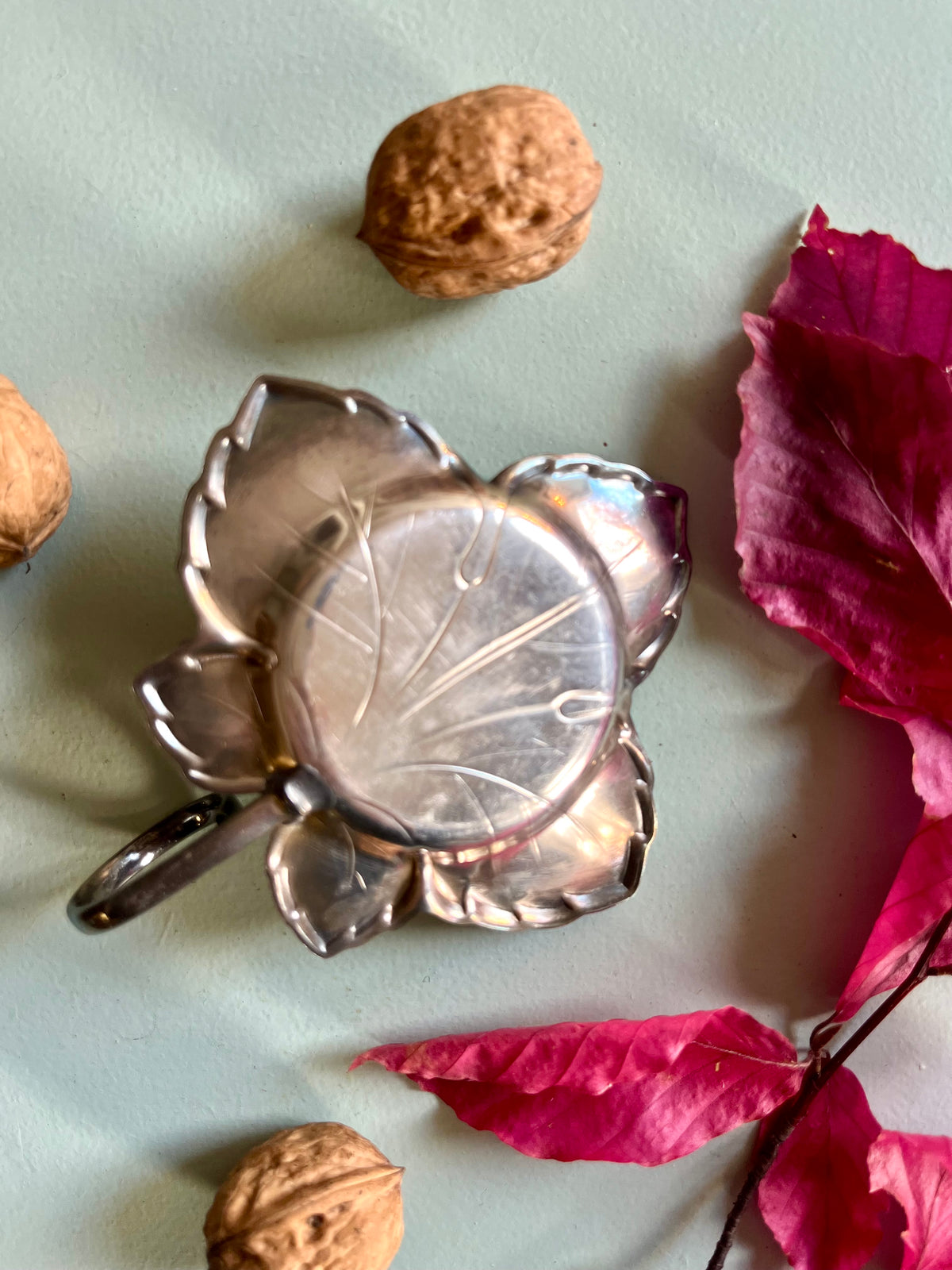 Petite coupelle vintage en métal argenté – Feuille de vigne  Vaisselle Patine