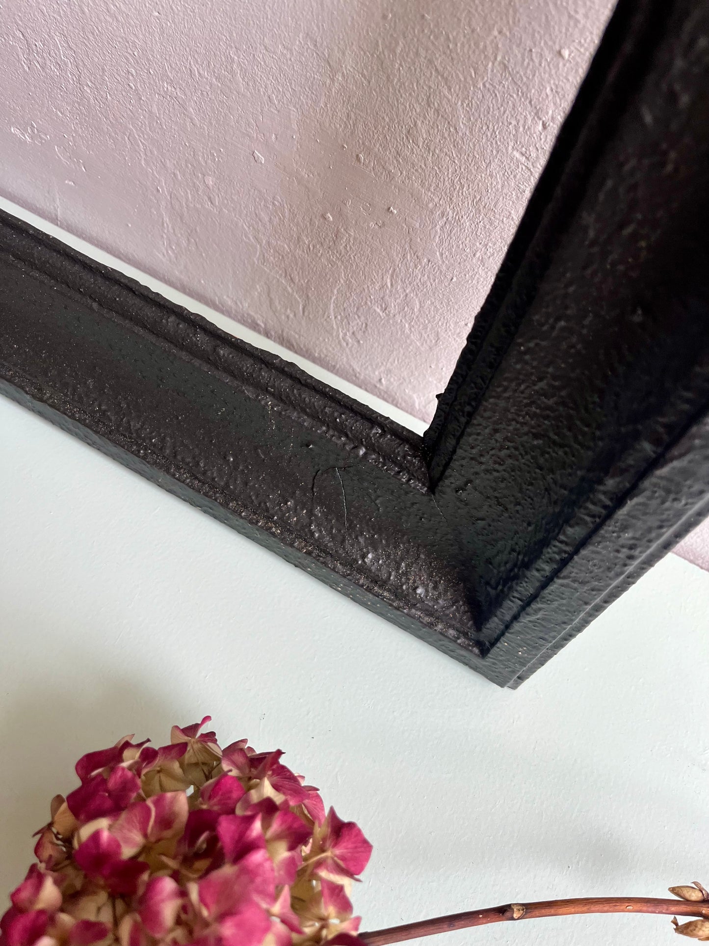 Cadre en bois peint en noir