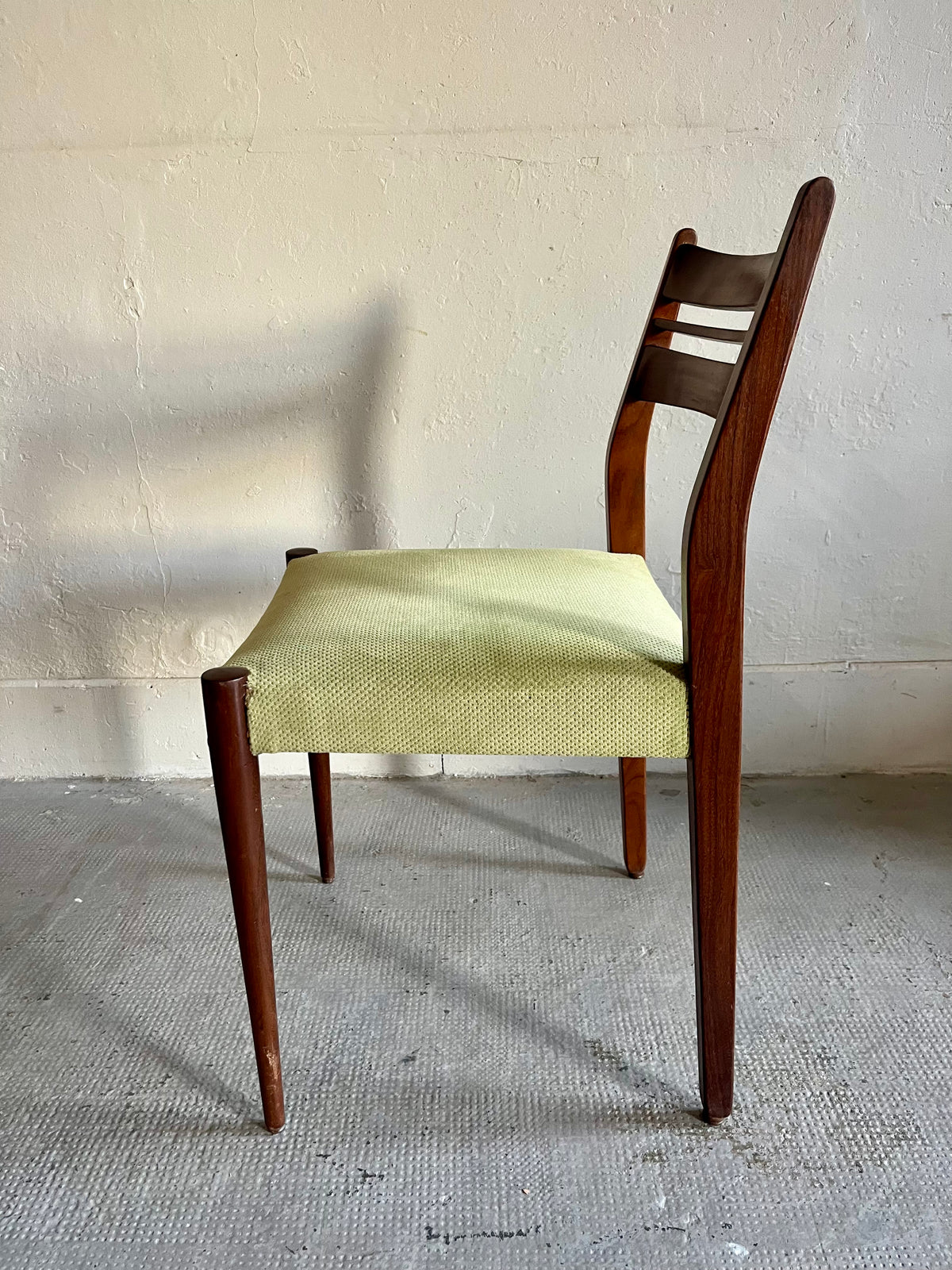 Chaises années 60 en teck style scandinave- lot de 3   Patine