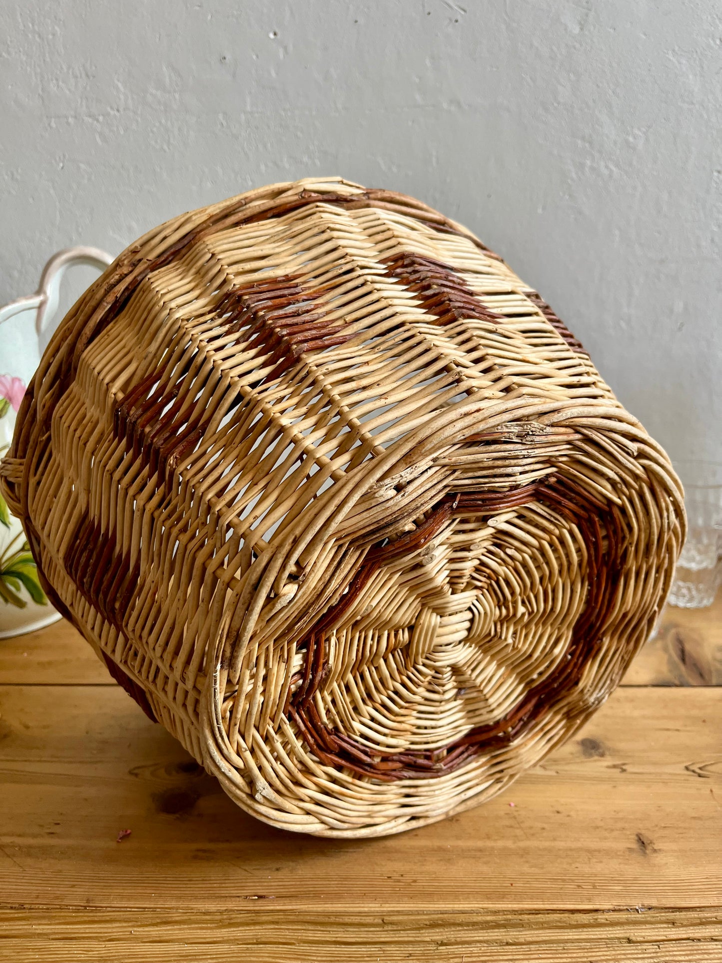 Panier ancien en osier bi couleur   Patine