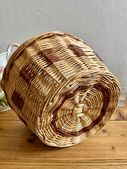 Panier ancien en osier bi couleur   Patine