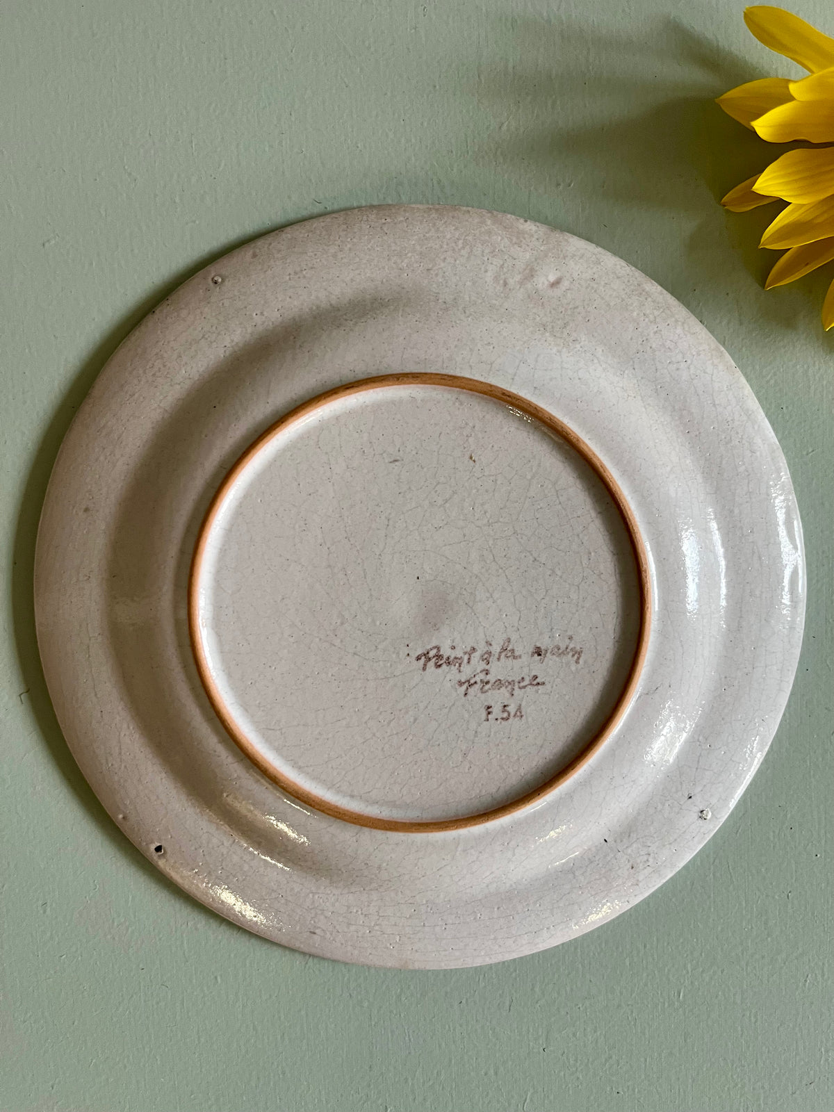 Assiette ancienne en faïence à décor floral peint à la main   Patine