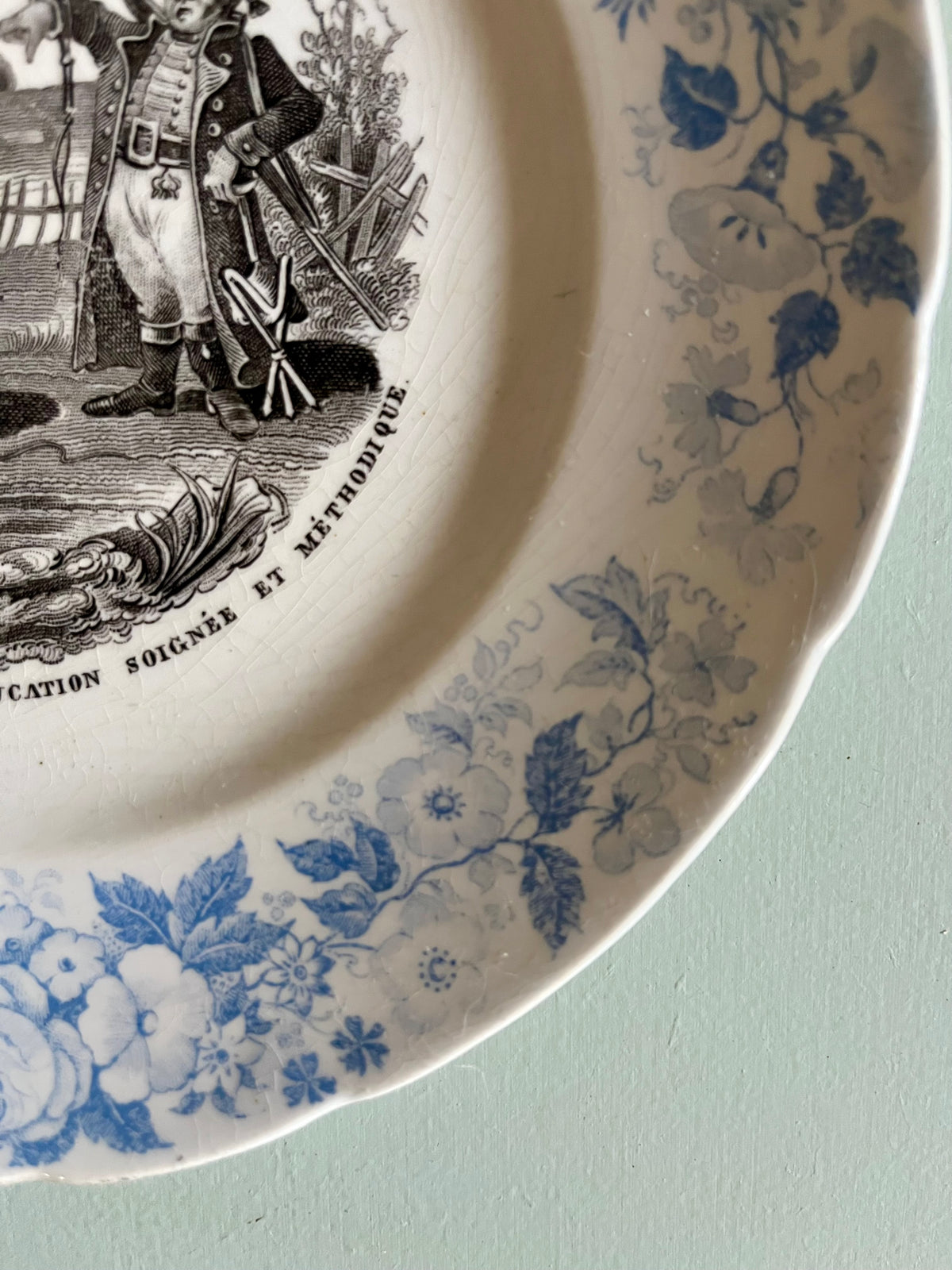 Assiette parlante ancienne – décor floral bleu  Vaisselle Patine