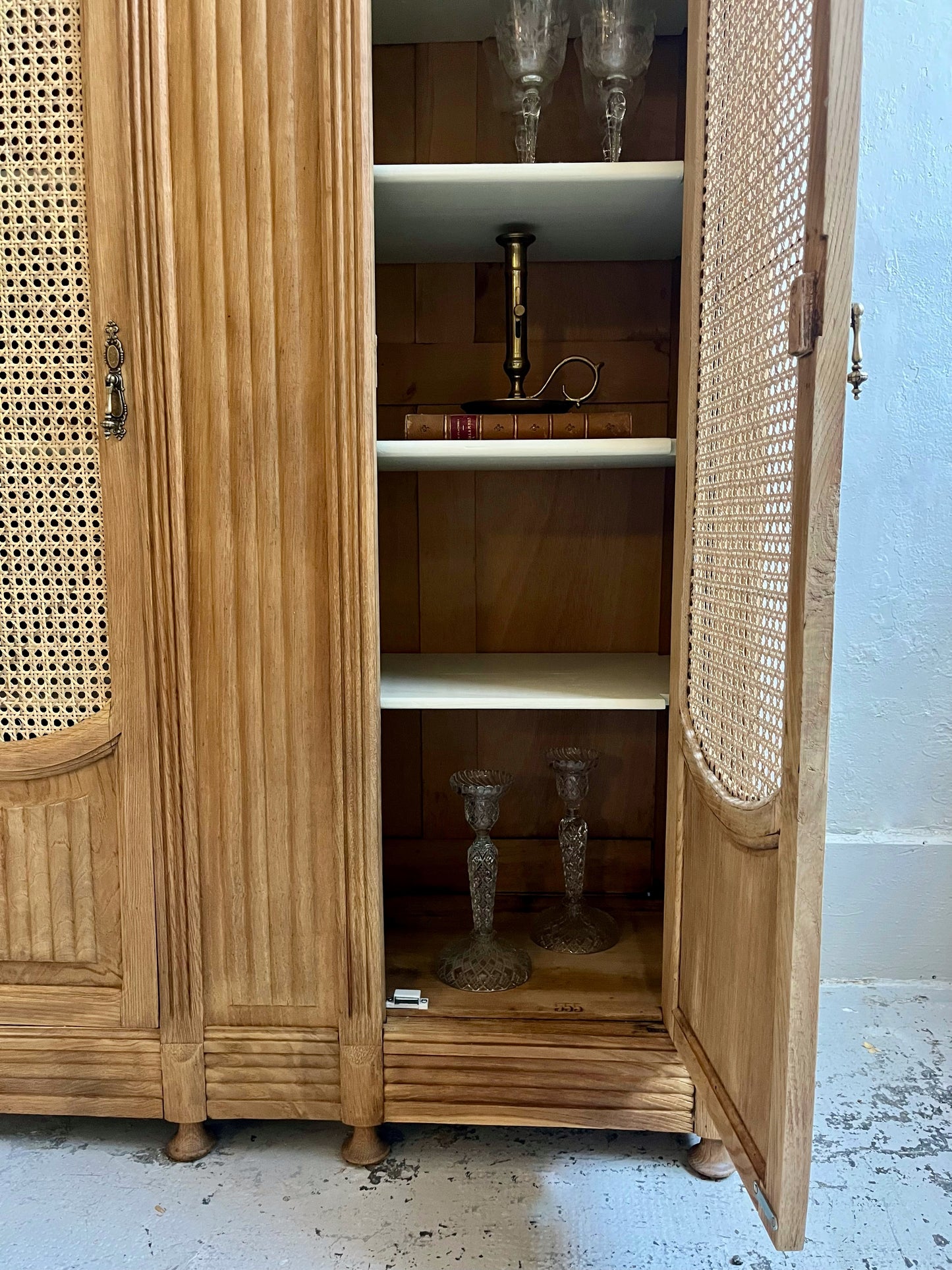 Armoire ancienne art déco portes en cannage
