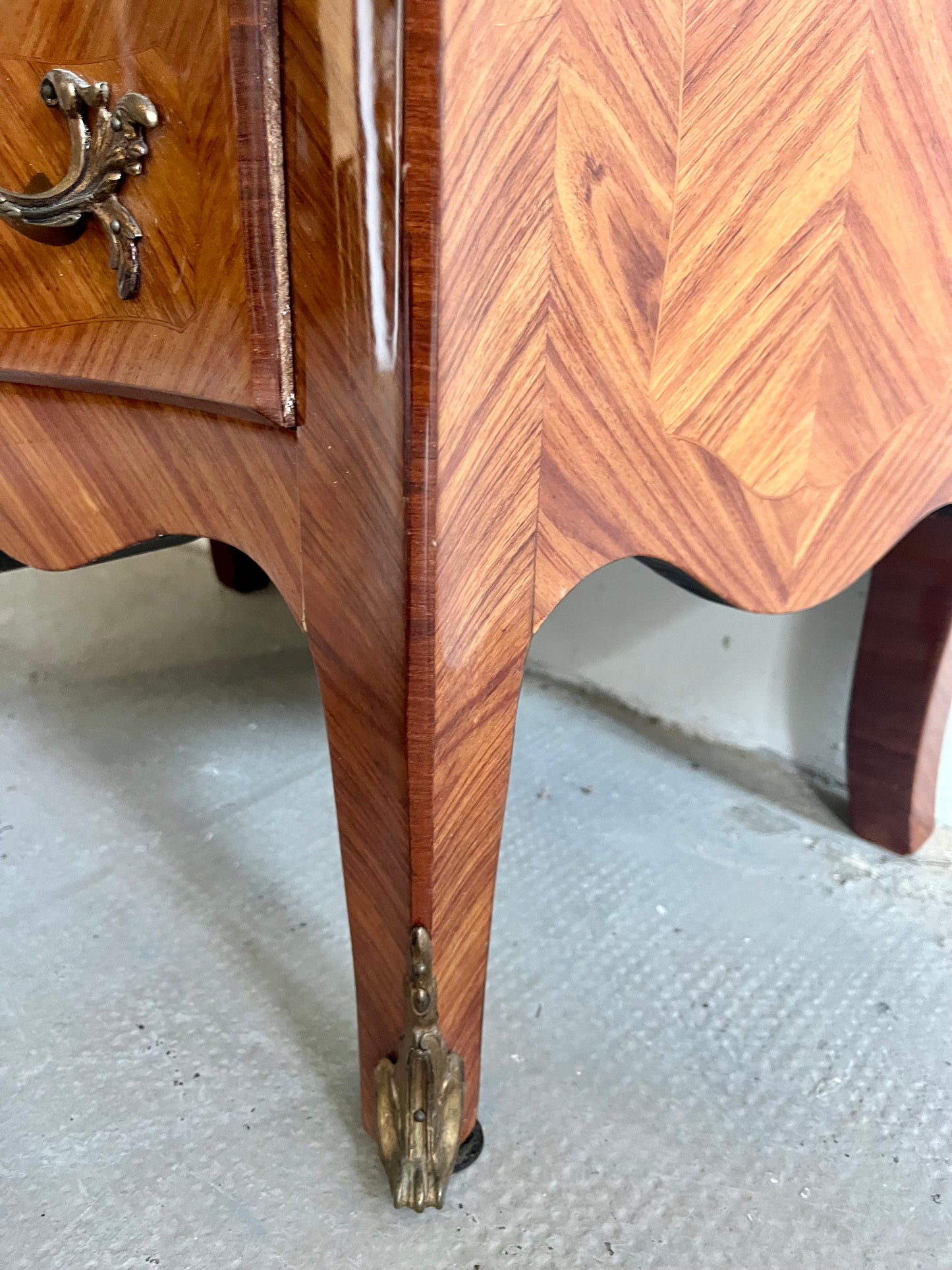 Chiffonier Louis XV en bois et marbre   Patine