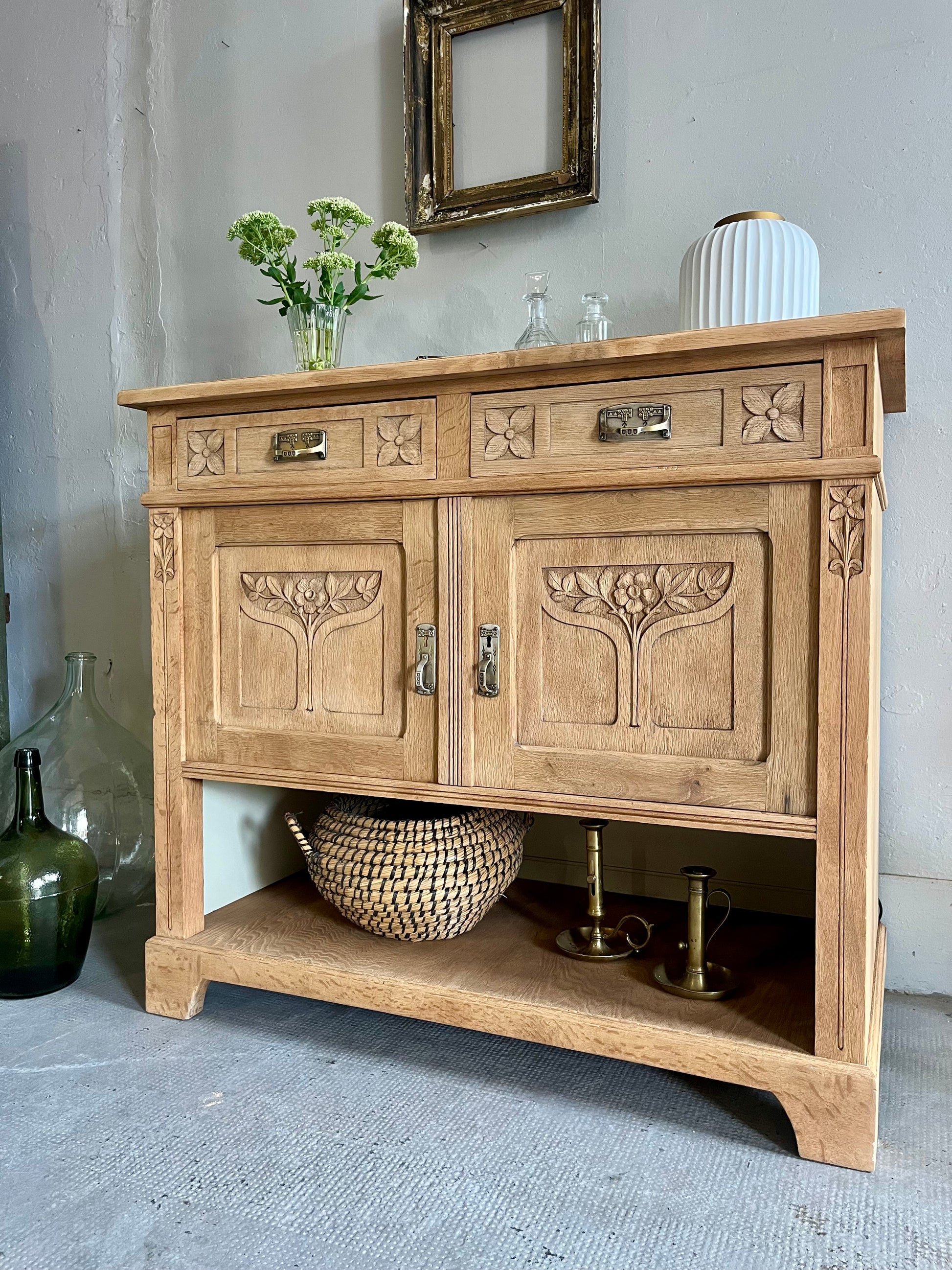 Buffet ancien en chêne sculpté  Meubles Patine