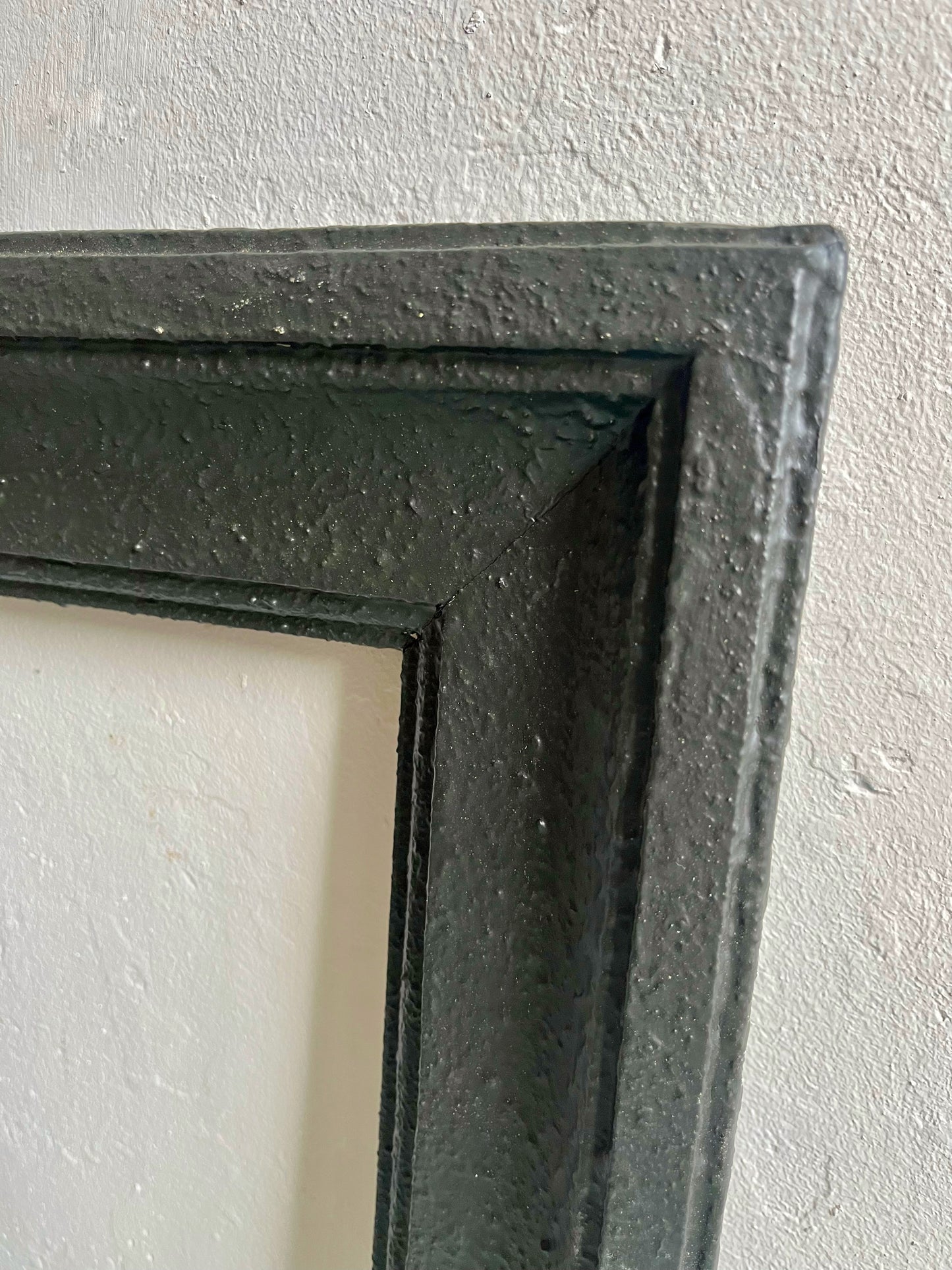 Cadre en bois peint en noir