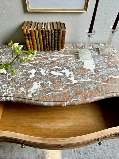 Commode gravée fleurs plateau en marbre