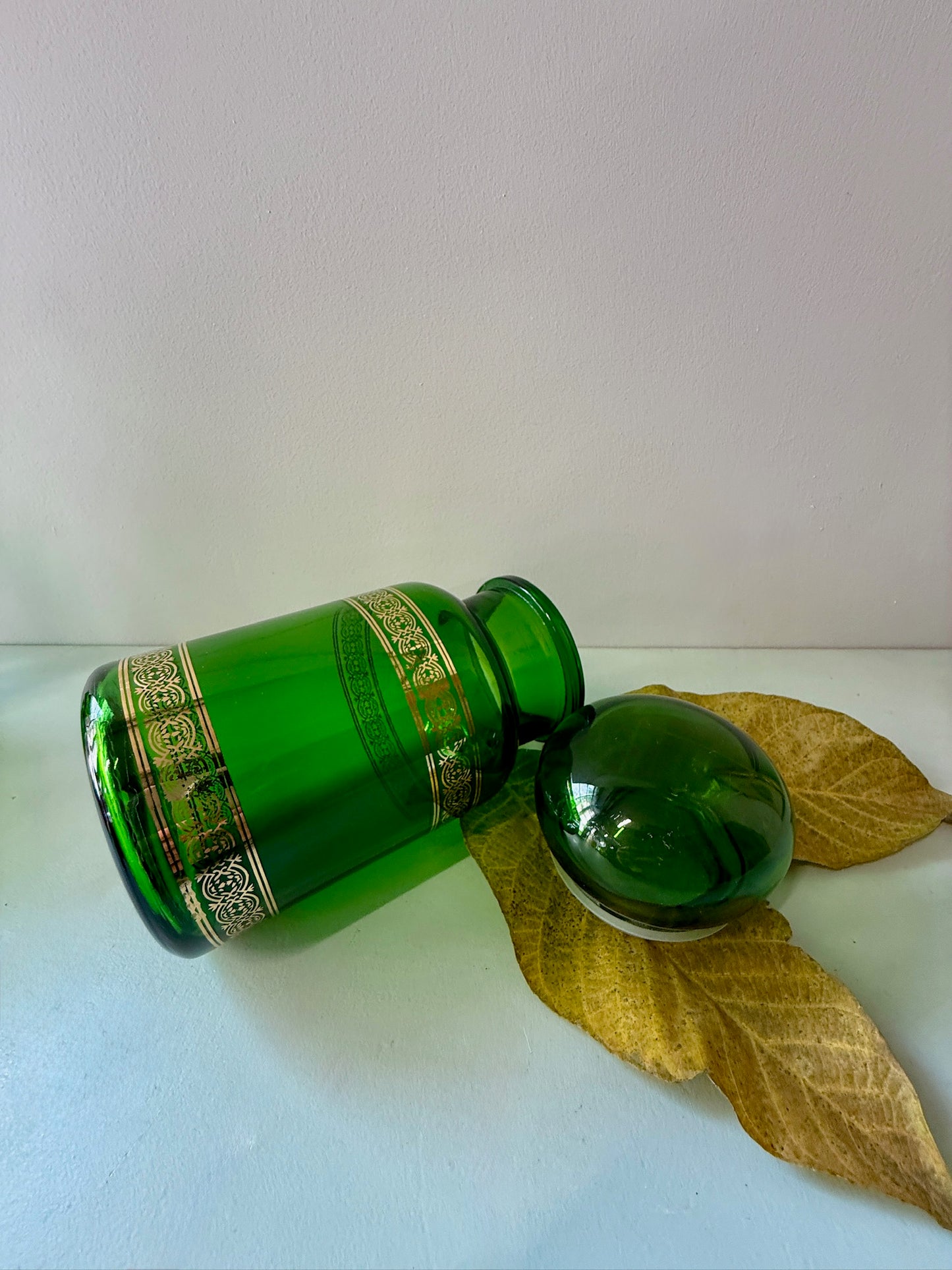 Pot d’apothicaire vintage en verre vert et doré