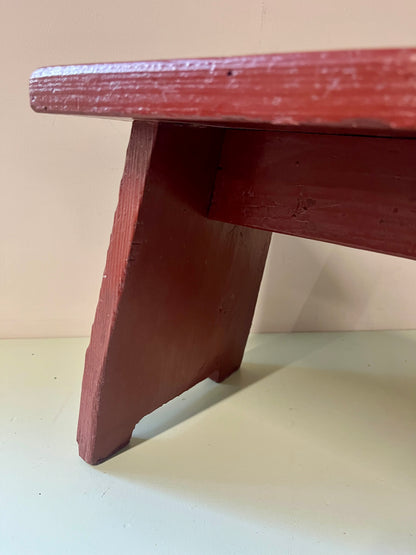 Marche pied ancien bordeau  Meubles Patine