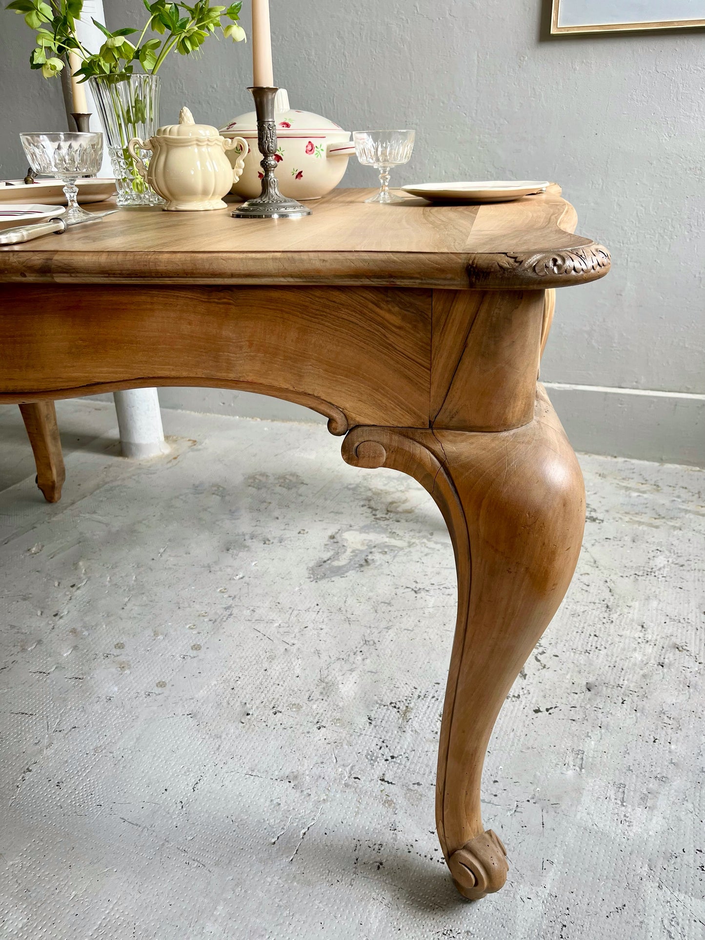 Table ancienne en noyer style Louis XV