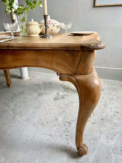 Table ancienne en noyer style Louis XV